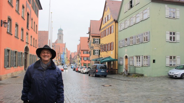 Dinkelsbühl: Peter Cichon ist hier geboren, nach einem Intermezzo in Nürnberg zog es ihn zurück nach Dinkelsbühl. Er fürchtet um den authentischen Charme der Stadt.