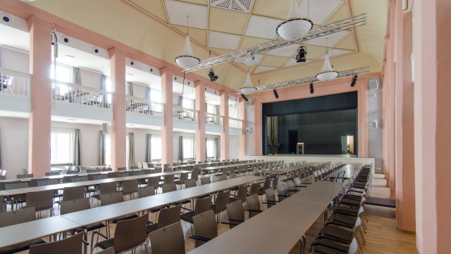 Rosé und babyblau: Im ursprünglichen Stil des Art déco wurde die Penzberger Stadthalle renoviert - auch der große Saal.