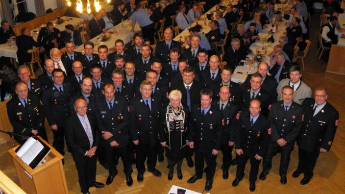 Für langjähriges Engagement: Eine Auszeichnung für langjährige Dienstzeit erhalten Feuerwehrkräfte aus dem Landkreis. Auch Gerda Hasselfeldt gratuliert.