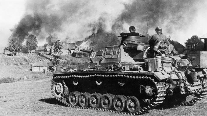 Bundeswehr: Wehrmachtssoldaten brennen im Jahr 1941 während des Überfalls auf die Sowjetunion ein Dorf nieder