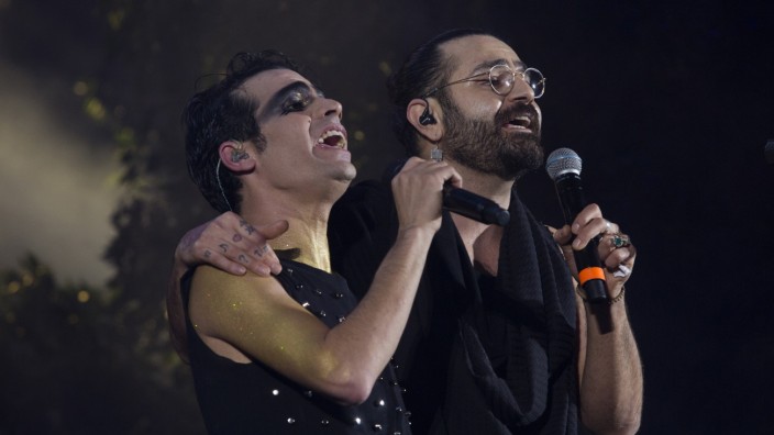 Naher Osten: Arm in Arm singen der israelische Popstar Aviv Geffen und der iranische Musiker Shahin Najafi den Hope-Song. 6000 junge Menschen im Conference-Center von Tel Aviv singen den hebräischen Teil mit.