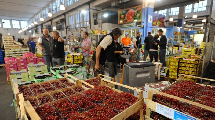 Obstgroßhändler in der Münchner Großmarkthalle, 2016