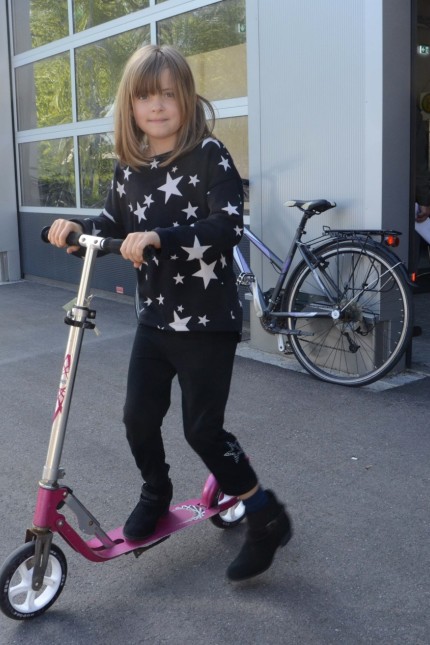 Auktion: Die siebenjährige Fiona freut sich über einen neuen Roller, den ihre Tante für sie ersteigert hat.