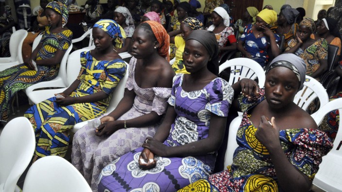 Nigeria: Nigerias Präsident Muhammadu Buhari empfing am Sonntag die von Boko Haram freigelassenen Mädchen.