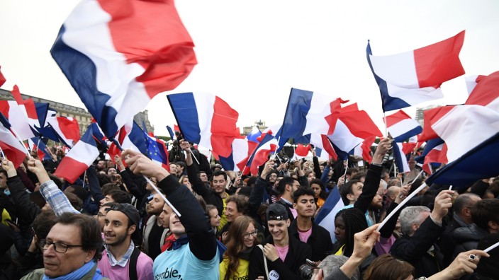 SZ Espresso: Anhänger feiern Macron - aber 4,2 Millionen Franzosen haben ungültig gewählt.
