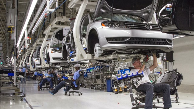 Volkswagen: Arbeiter im Volkswagen-Werk in Chattanooga/Tennessee - wo es jetzt Ärger mit der Autogewerkschaft UAW gibt.