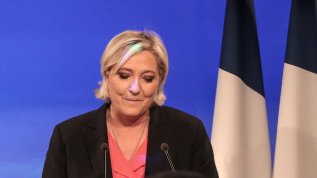 Frankreich: Le Pen blieb am Wahlabend nichts anderes übrig, als Macron zu gratulieren, den die Schloss-Bewohnerin stets als Mitglied des Establishments verunglimpfte.