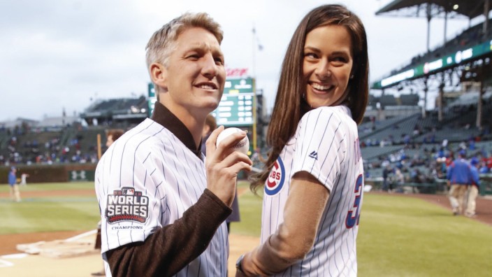 Bilder des Tages SPORT Chicago Fire soccer player Bastian Schweinsteiger L and his wife Ana Ivan