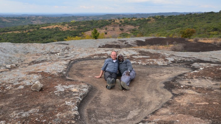 Oberhaching: Karsten Schaller reist öfter nach Tansania. Hier ist er mit Dekan Wallace Lupenza aus Makambako zu sehen.
