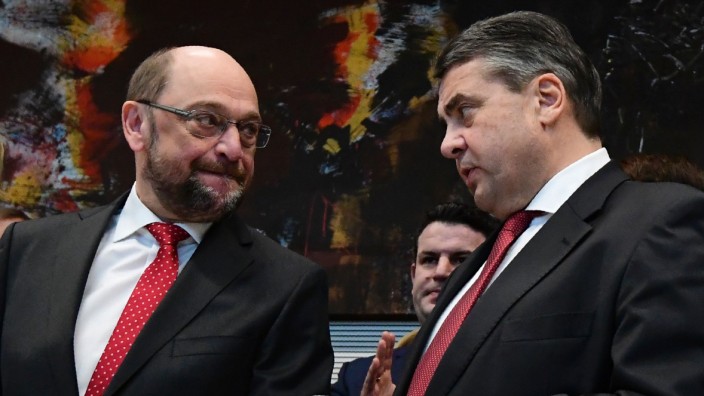 SPD nach Wahlniederlagen: Die Reaktionen von Schulz (links) und Gabriel nach der Wahl in Schleswig-Holstein stehen in bemerkenswertem Kontrast zueinander.