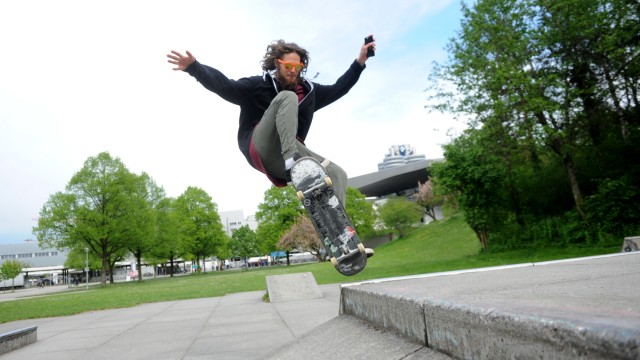 Milbertshofen: In der Luft: Der Skatepark am Brundageplatz lässt einiges zu wünschen übrig, aber die Jugendlichen wollen der Stadt auf die Sprünge helfen.