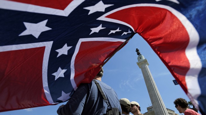 USA: Ein Demonstrant mit Konföderierten-Flagge protestiert gegen den Abbau des Monuments von Robert E. Lee in New Orleans.