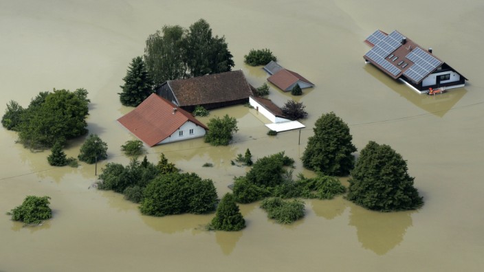 Versicherungen: Nah am Wasser gebaut: Wer am Fluss wohnt, bekommt vielleicht keine Police, weil den Versicherern das Risiko zu hoch ist.