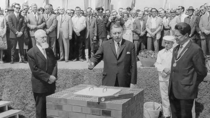 Alois Hundhammer, Lauritz Lauritzen und Hans-Jochen Vogel bei Grundsteinlegung für Neuperlach, 1967