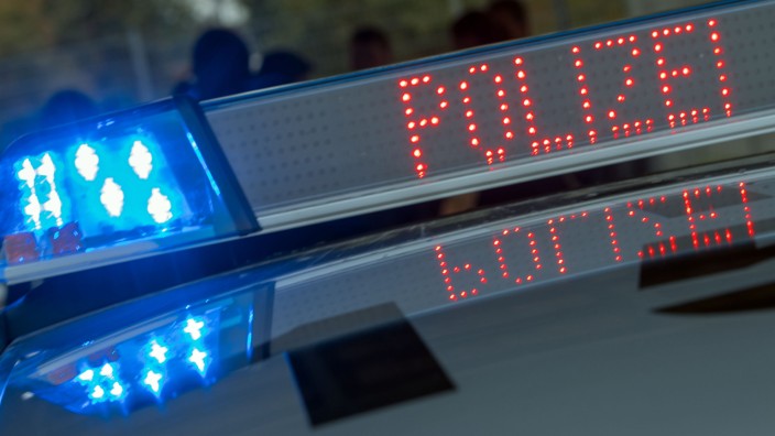 Polizei ermittelt: Blaulicht auf Funkstreifenwagen.