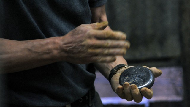 Kolumbien: Ein Kilo mindestens wiegen die Wurfsteine beim Tejo, gezielt wird damit auf Beutel, die mit Schwarzpulver gefüllt sind.