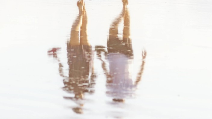 Couple talking a beach walk model released Symbolfoto PUBLICATIONxINxGERxSUIxAUTxHUNxONLY LAF01749