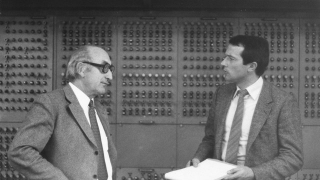 München: Pioniere und Maschinen: Friedrich L. Bauer (links) und Franz Schweiggert vor der "Perm" der Technischen Hochschule München aus den Fünfzigerjahren.
