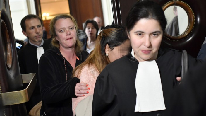 Prozess in Brüssel: Eines der Opfer (Mitte) betritt den Gerichtssaal im sogenannten Conrad-Prinzessinnen-Prozess in Brüssel.