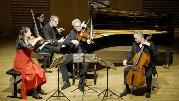 Grünwald: Treten seit 1995 in unveränderter Besetzung auf, und entsprechend homogen ist das Zusammenspiel der Mitglieder des Fauré Quartetts.