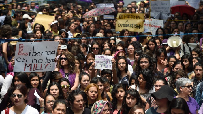 Drogenkrieg in Mexiko: An der National-Universität in Mexiko-Stadt demonstrieren junge Frauen nach dem Mord an einer Studentin.