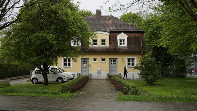 Alte Bahngebäude: Das alte Bahnwärterhaus in Ismaning beherbergt nun Büros.