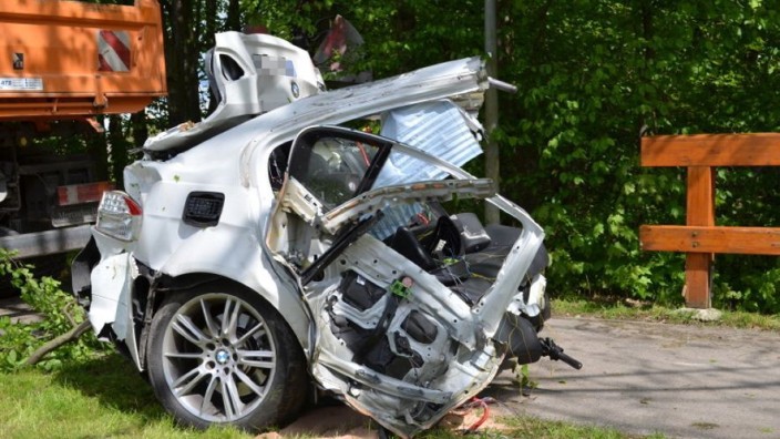 Auto bei Unfall in Ismaning zerfetzt