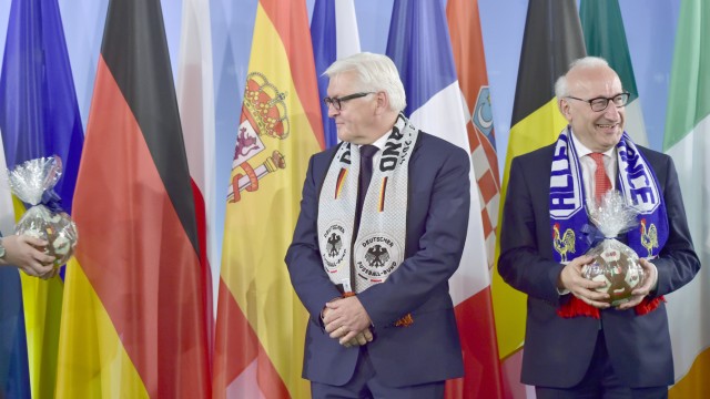 Frankreich: Philippe Étienne (rechts), hier in seiner Funktion als Frankreichs Botschafter in Berlin neben dem damaligen Außenminister Frank-Walter Steinmeier, begann seine diplomatische Karriere im ehemaligen Jugoslawien.