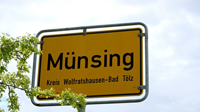 Münsing: Sinnbild für die Debatte um den Landkreis-Namen: Auf dem Ortsschild an der Schwabbrucker Straße sind die beiden Städte vertauscht.