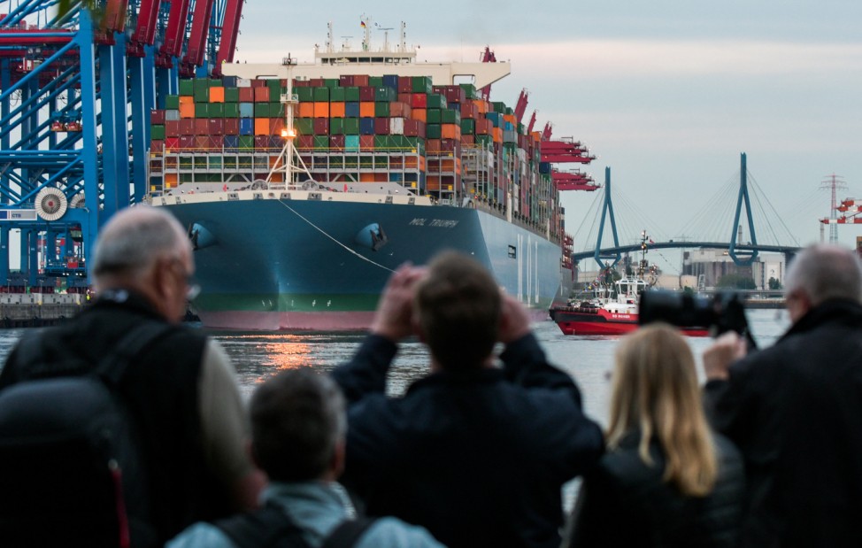 Containerschiff 'MOL Triumph' im Hamburger Hafen