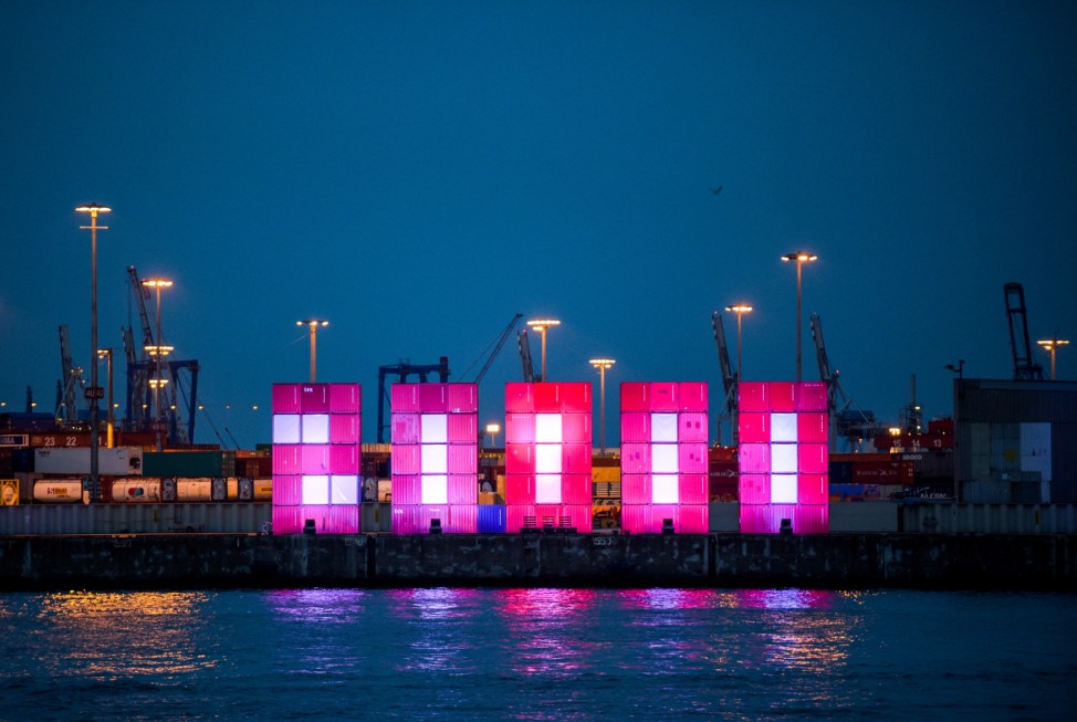 Containerschiff 'MOL Triumph' im Hamburger Hafen