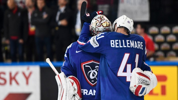 Eishockey-WM: Letzte Umarmung: Pierre-Edouard Bellemare (rechts) verabschiedet seinen Torhüter Cristobal Huet nicht nur für dieses Turnier - der 41-Jährige beendet seine Karriere im französischen Nationalteam.