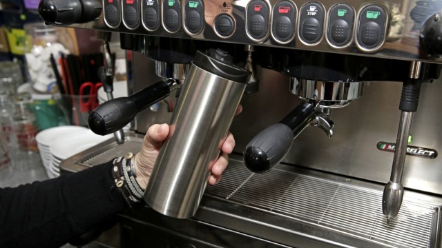 Müllvermeidung: Wenn ein Kunde den Kaffee doch mitnehmen will, gibt es Becher zum Wiederverwenden.
