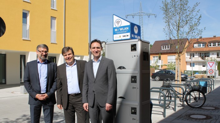 Internet im Ortszentrum: Bürgermeister Stefan Kolbe (Mitte) nimmt gemeinsam mit Gerhard Lößlein (links) und Michael Rademacher den M-WLAN Hotspot in Betrieb.