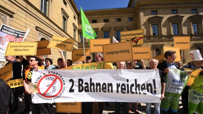Klimaaktivismus: Gegner der dritten Startbahn am Flughafen München, hier bei einer Demo vor der Allerheiligenhofkirche, waren zum Auftakt des 13. Klimaherbstes im Münchner Rathaus.