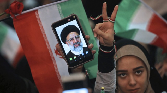 Iran: Eine siegesgewisse Unterstützerin von Herausforderer Raisi in der Chamenei-Moschee.