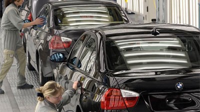 Streik im Güterverkehr: Zwei Mitarbeiterinnen des BMW-Werkes in Leipzig arbeiten in der Endmontagehalle (Archiv)