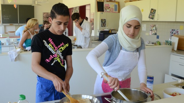 Integration: Ahmad und Nour bereiten Shaorma zu.