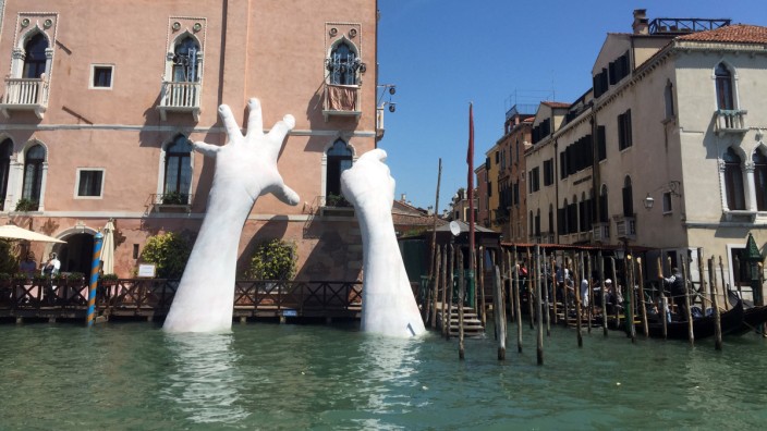 57. Kunstbiennale Venedig - Skulptur 'Support'