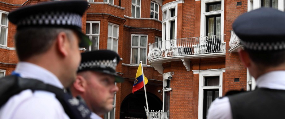 Vergewaltigungsvorwürfe: Nach der Meldung, dass das Verfahren gegen Julian Assange eingestellt wird, versammeln sich Schaulustige, Medienvertreter und Polizei vor der Botschaft in London.