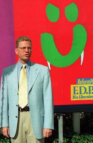 Farblich abgestimmte Gegenkampagne: Westerwelle vor Anti-Grünen-Plakat, 1998. Foto: ap