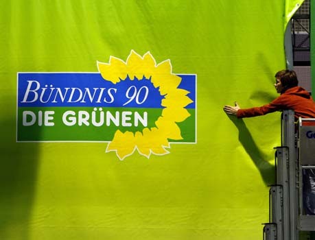 Letzter Auftritt für das alte Logo: Aufbauarbeiten auf dem Parteitag in Nürnberg 2007. Foto: dpa