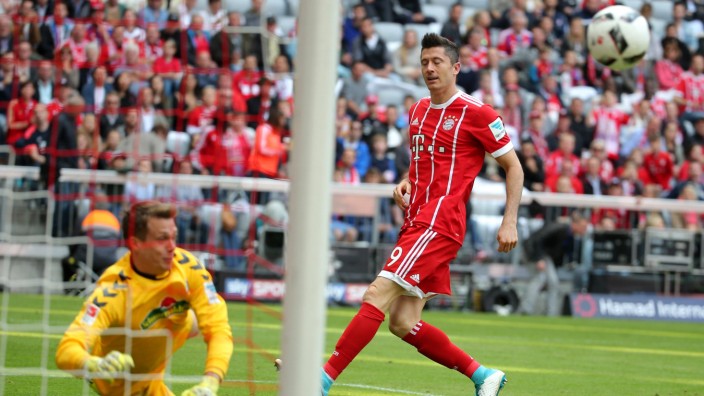 Alexander Schwolow SC Freiburg 1 haelt den BallRobert Lewandowski FC Bayern Muenchen 9 FC Baye