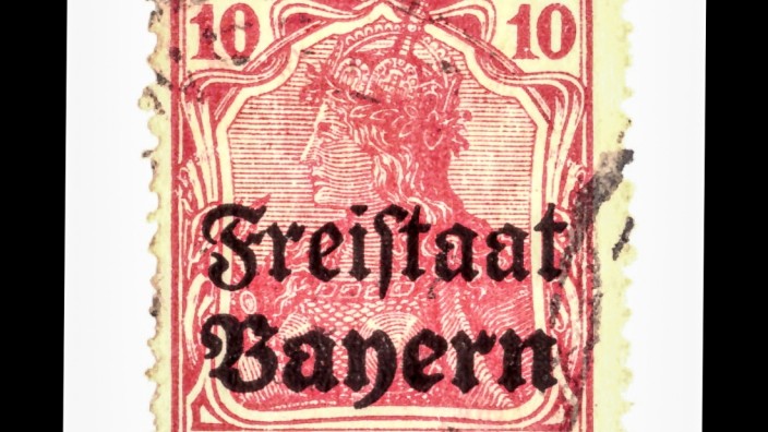 Geschichte: Als Zeichen seiner Souveränität überdruckte der noch junge Freistaat Bayern 1919 eine Briefmarke aus der Germania-Serie des Deutschen Reichs.