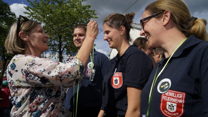 Freimann: Ein Dank an die Helfer: Brigitte Fritz verteilt den selbstgebastelten Sprengorden an Mitglieder der Freiwilligen Feuerwehr Freimann.