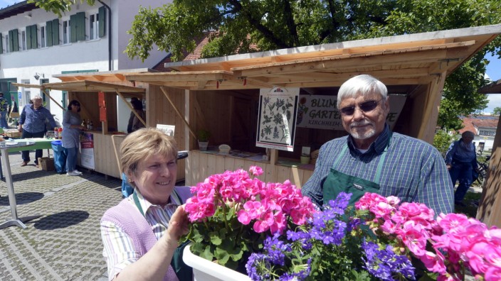 Kirchheimer Gartentag: ohanna Fischer und Paul Manzenrieder bringen Farbe auf die Veranstaltung auf der Von-Pienzenauer-Straße.