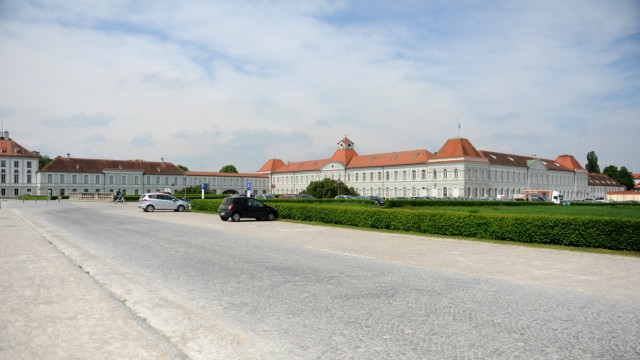 Nymphenburg: Verschandelung des barocken Schlossensembles, entsetzen sich die Kritiker: Das aus den 1960er-Jahren stammende Uni-Gebäude am Ende des nördlichen Schlosstraktes (ganz rechts am Bildrand) soll einem modernen Museumsneubau weichen.