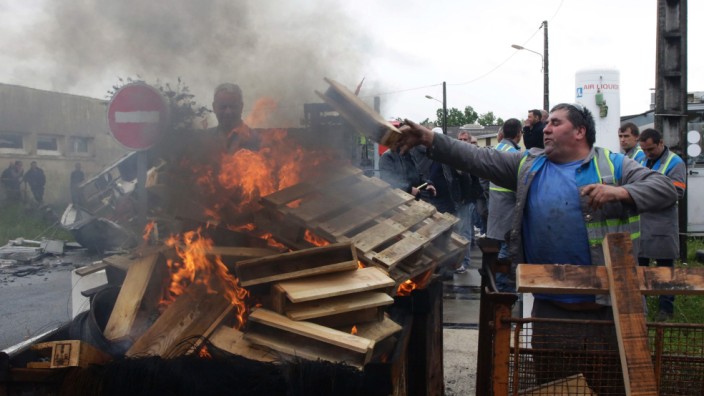 Proteste in Frankreich: Mitarbeiter des Autozulieferers GM&S zerstörten aus Protest Produktionsmaterial und verbrannten Paletten.