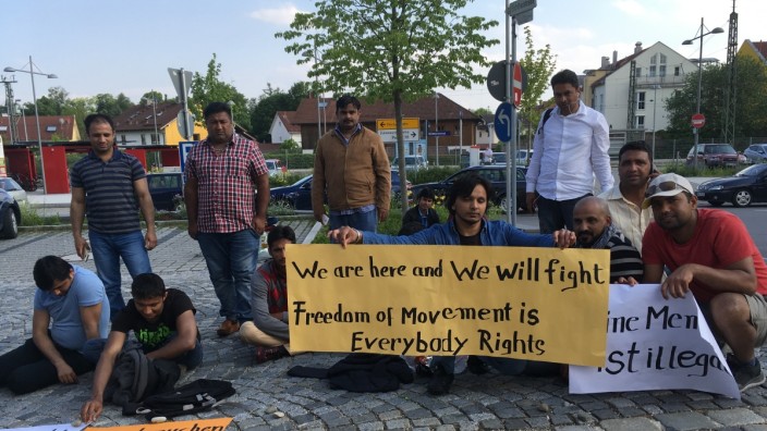 Pakistanische Asylbewerber demonstrieren vor dem Landratsamt