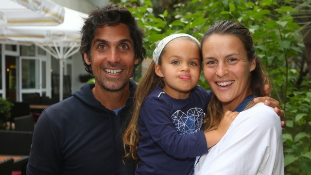 Tatjana Maria: When Maria's older daughter Charlotte (middle) was still small: a snapshot of the family around husband/trainer Charles Edouard and player/mother Tatjana in spring 2017 in Nuremberg.